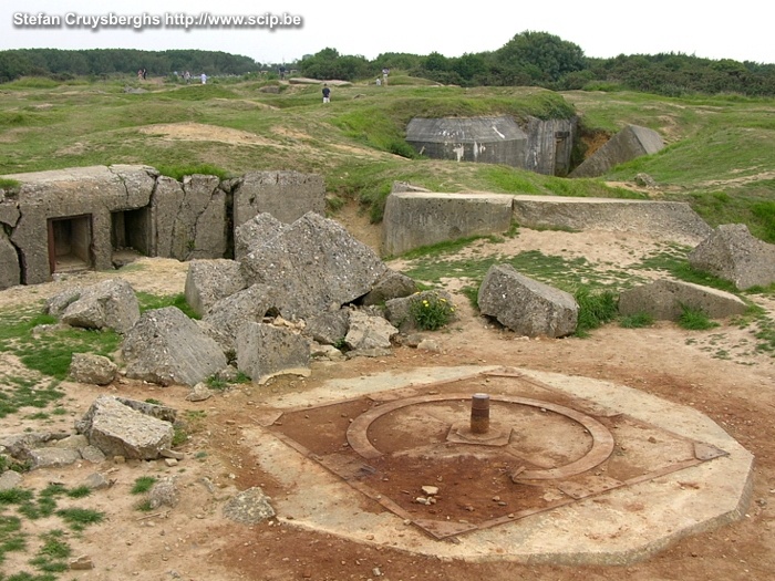 Pointe du Hoc Pointe du Hoc is located on a cliff which overlooks Omaha Beach. It contains several German concrete bunkers which fired on the American landing troops in June 1944. Stefan Cruysberghs